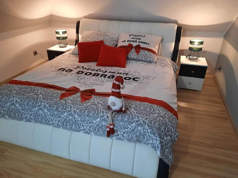 Romantyczna sypialnia – jak ją prosto urządzić?